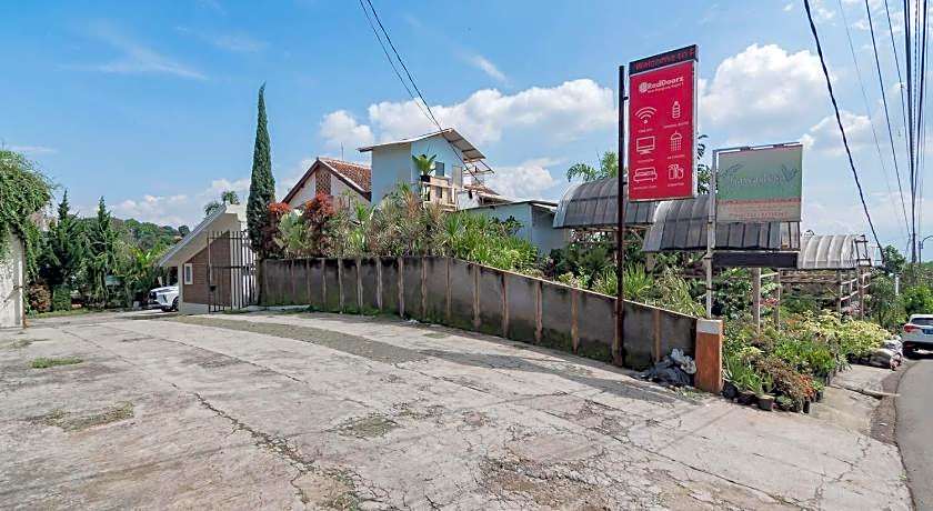 RedDoorz near Farmhouse Lembang