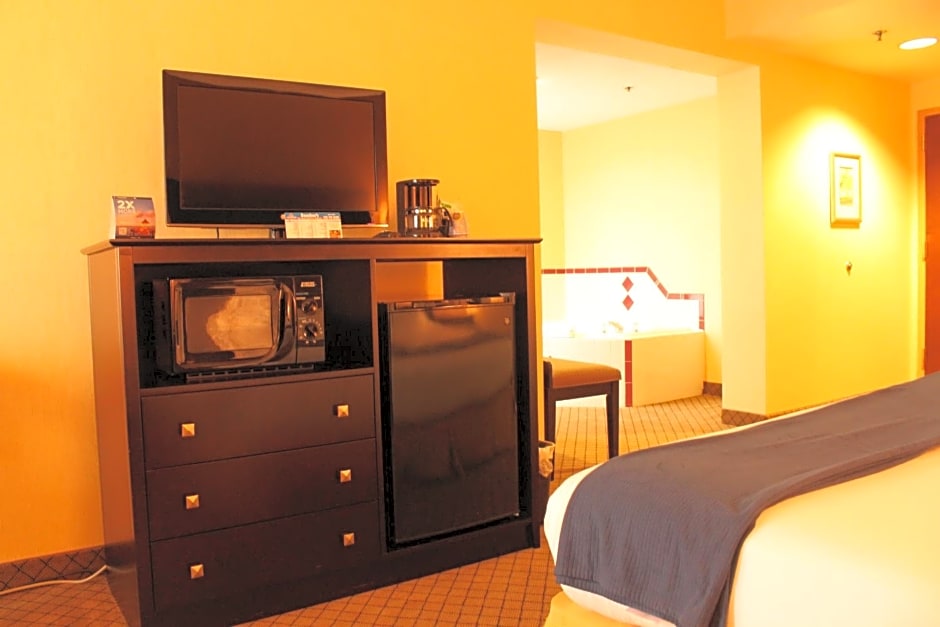 Holiday Inn Express Lewisburg - New Columbia