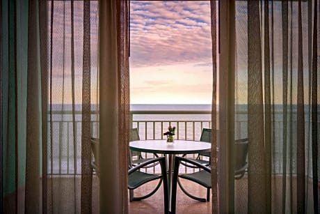 Queen Corner Suite with Two Queen Beds - Oceanfront