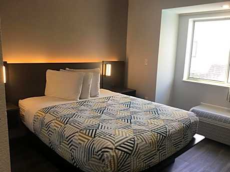 Deluxe Queen Room - Non-Smoking