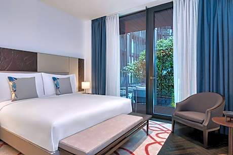 One-Bedroom Atrium King Suite with Balcony and Atrium View