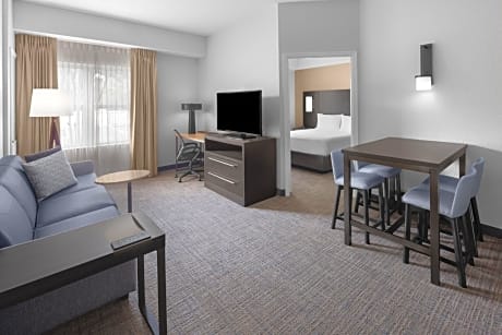 Two-Bedroom Suite with Adapted Tub - Mobility and Hearing Accessible