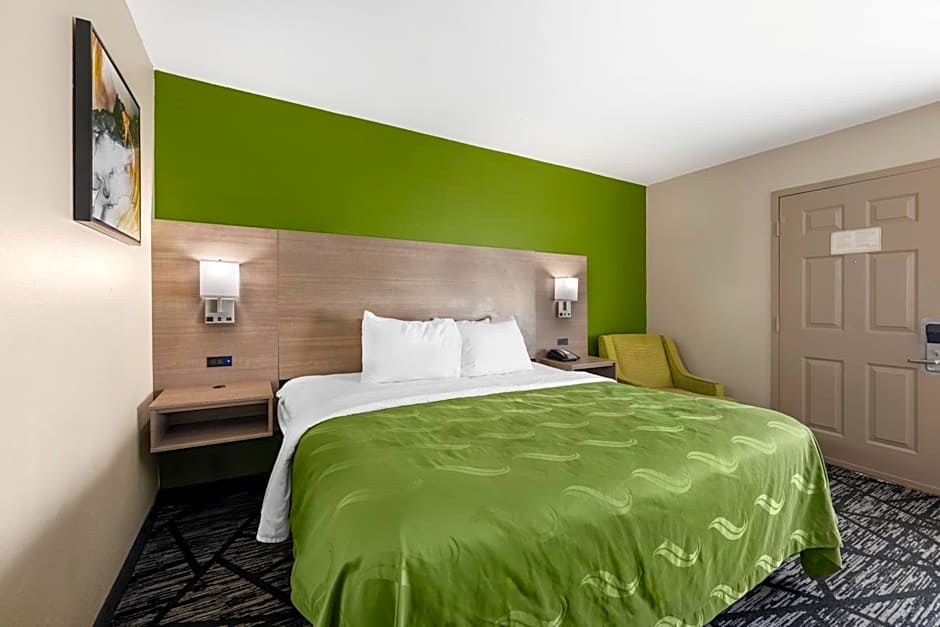 Photo 1 of 11 of 1 King Bed, Nonsmoking