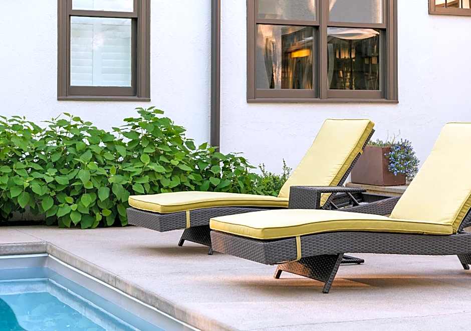 Oakhurst Inn at the University