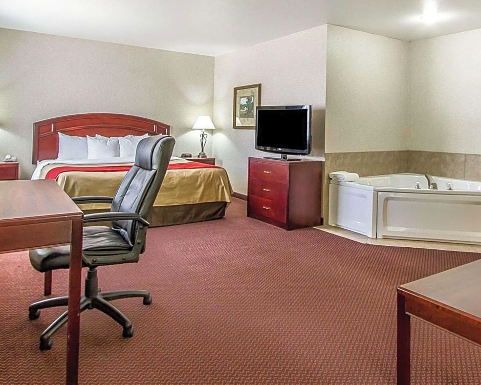 Quality Inn & Suites Fort Madison near Hwy 61