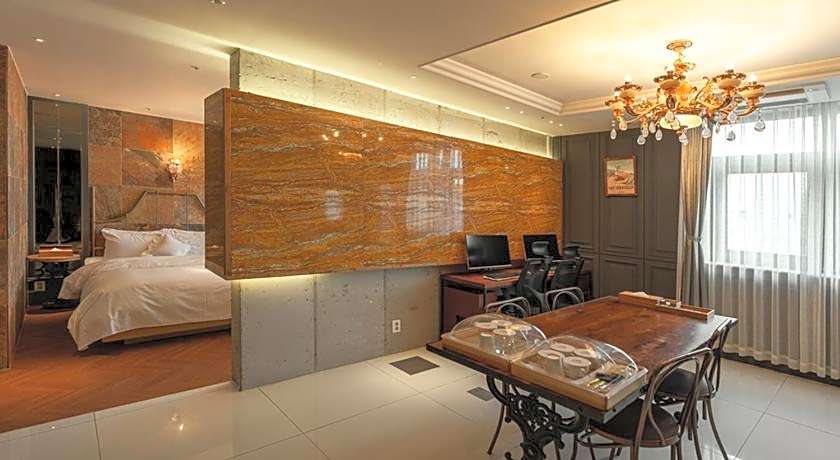 Hotel February Dong Seong Ro