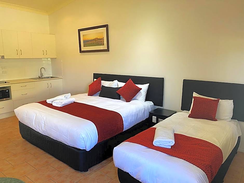 Emerald Explorers Inn