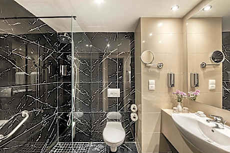 FAMILY ROOM WITH SLIDING DOORS AND SEA VIEW