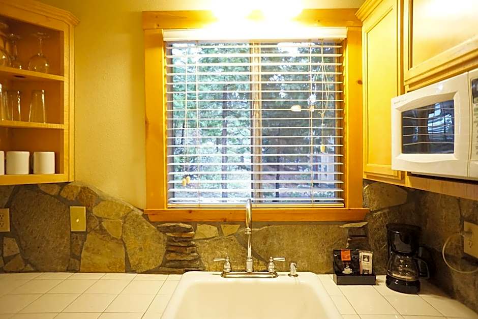 Shaver Lake Village Hotel