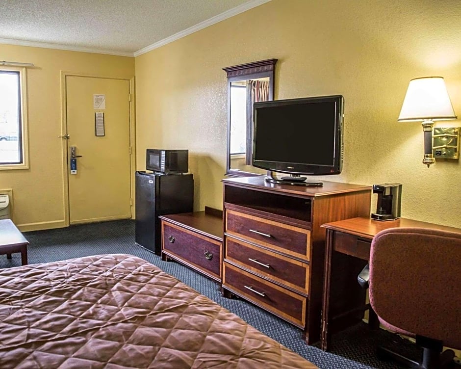 Rodeway Inn & Suites Plymouth Hwy 64