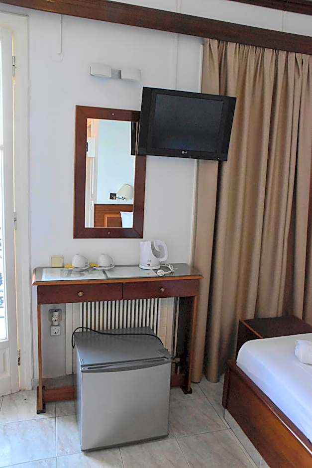 Leonidas Hotel