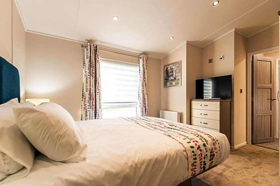 Woodland Jewel Lodge with Hot Tub