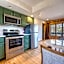 The Haüs Windham - Luxury Suites, Hot Tub, Mountain Views!