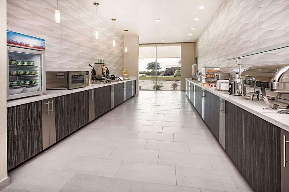 La Quinta Inn & Suites by Wyndham Dallas Plano - The Colony