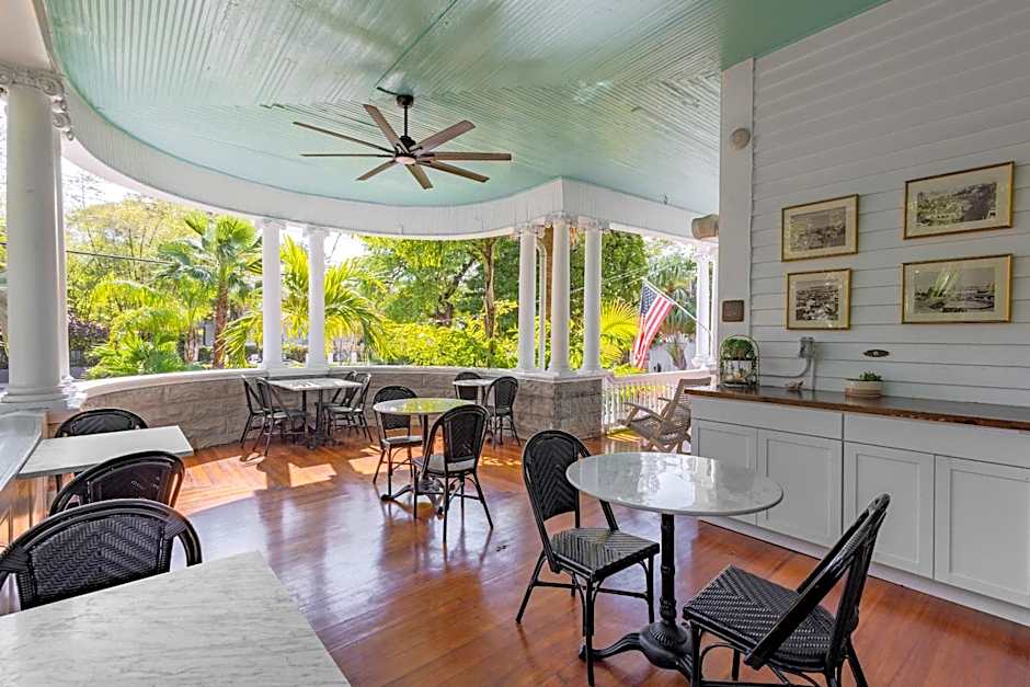 Classic Queen - Curry Mansion with Heated Pool