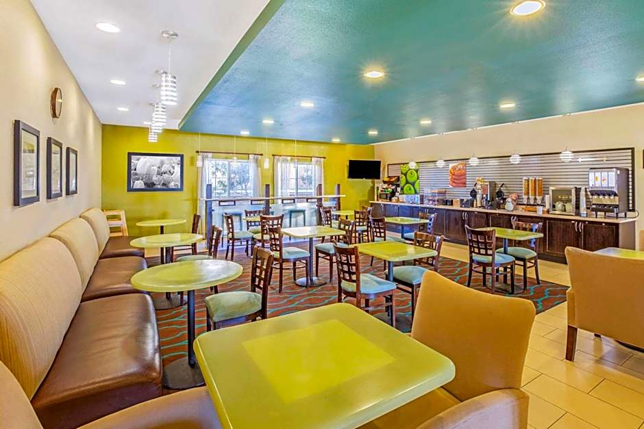 La Quinta Inn & Suites by Wyndham Floresville