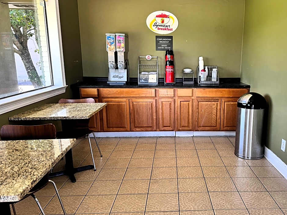 Super 8 by Wyndham Picayune