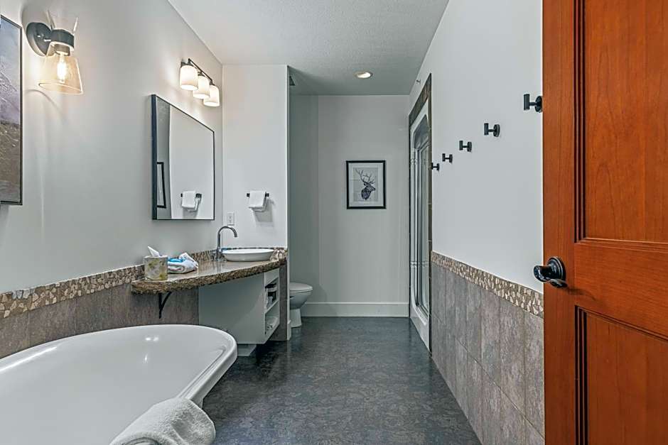 Elevated Penthouse Condo managed by Little Sister Getaways