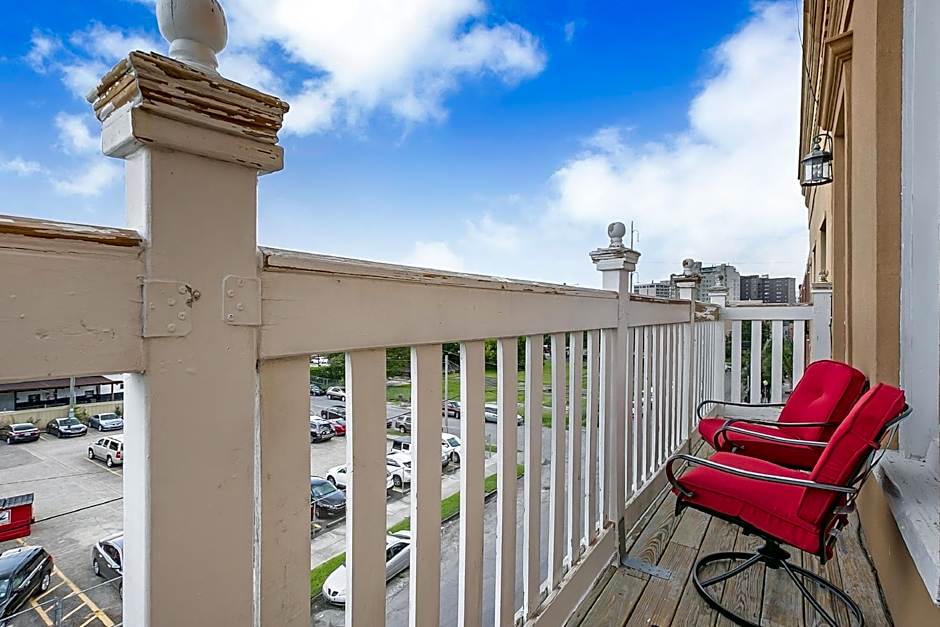 Stylish 4BR condo in Downtown by Hosteeva