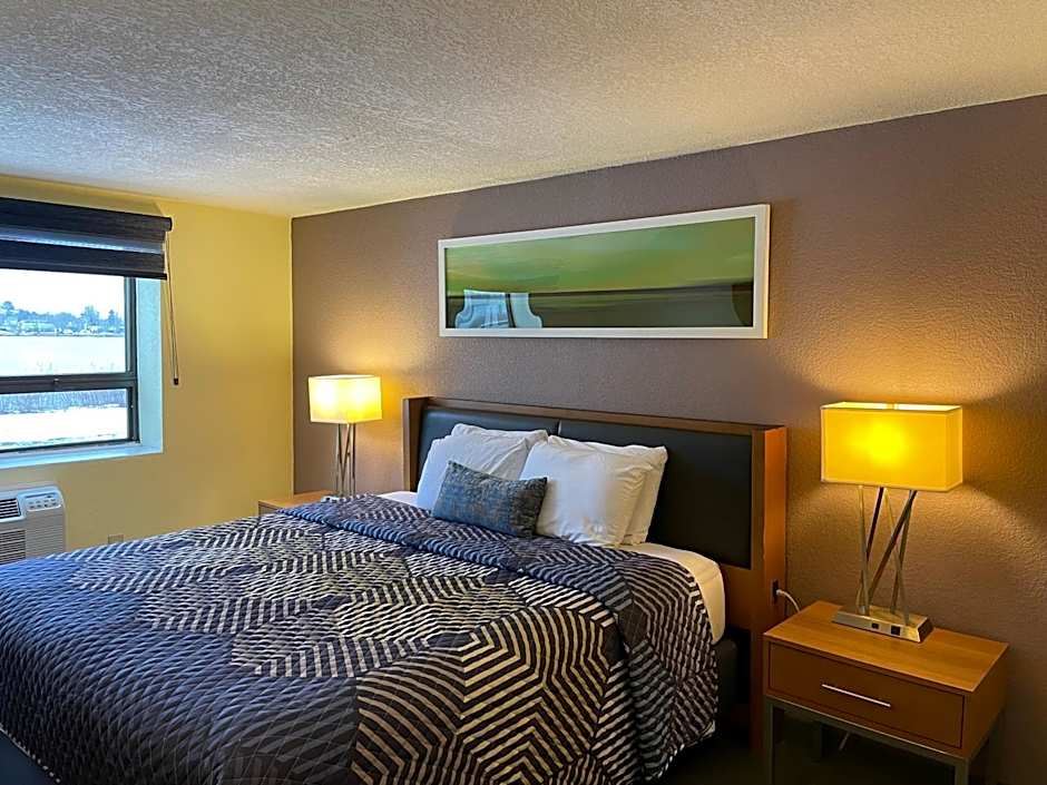 Lakeside Inn