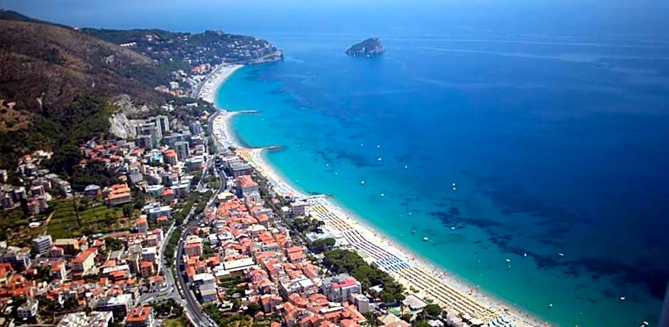Hotel Riviera 3 Stelle con piscina estiva gratuita e garage a pagamento