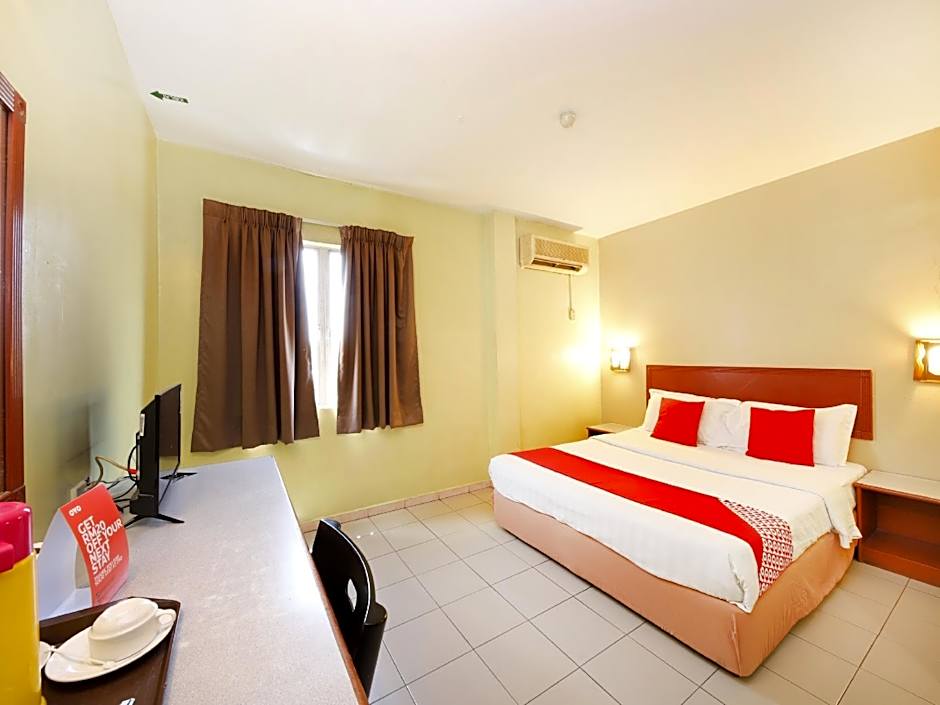 Super OYO 447 Comfort Hotel Meru