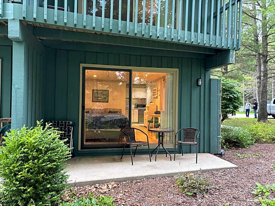 Shanty Creek, Condo, Golf ,Sleeps 4, Pets welcome!