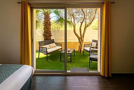 Junior Suite with Terrace and heated swimming pool access