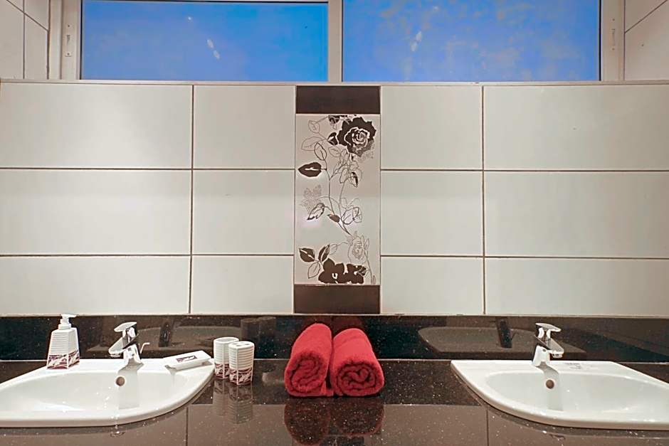 Cowrie Shell Beach Apartments Official