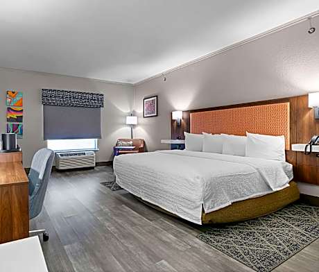 1 King Mobility/hearing Access W/tub Nonsmok Vis Firealrm/door/phn Alrt/hdtv Microwv/fridge/free Wi-