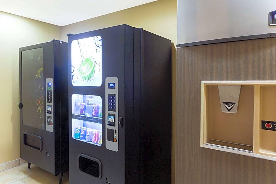 Super 8 by Wyndham Radcliff Ft. Knox Area