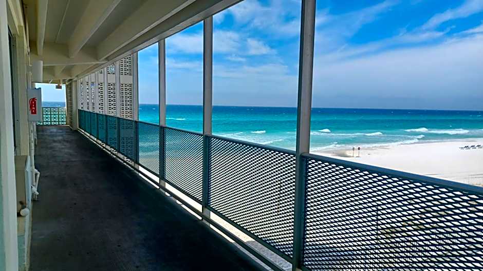 ON THE BEACH! COUPLES GETAWAY,HONEYMOON SWEET, Perfectly Cozy Beach Front Condo, full kitchen, pool, free parking,CHECK-IN AT DOOR