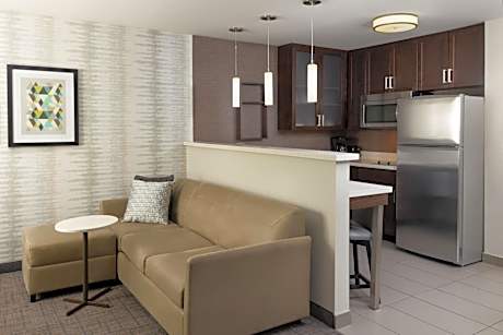 Queen Studio Suite with Sofa Bed and Adapted Tub - Mobility and Hearing Accessible