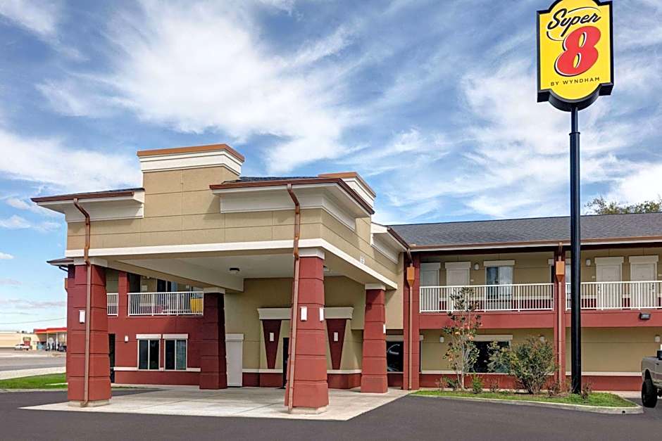 Super 8 by Wyndham Karnes City