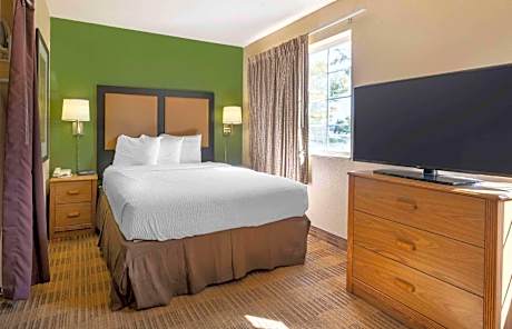 Deluxe Studio with 1 Queen Bed - Non-Smoking
