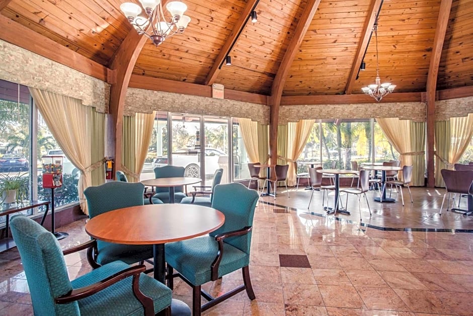 Super 8 by Wyndham North Palm Beach