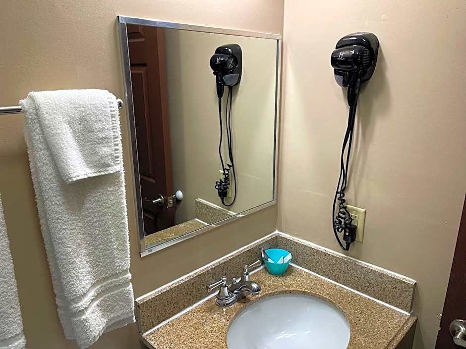 Economy Inn & Suites