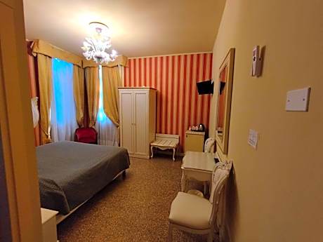 Double Room with Canal View and Private Bathroom