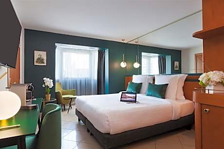 Comfort Room with Terrace and Pool View