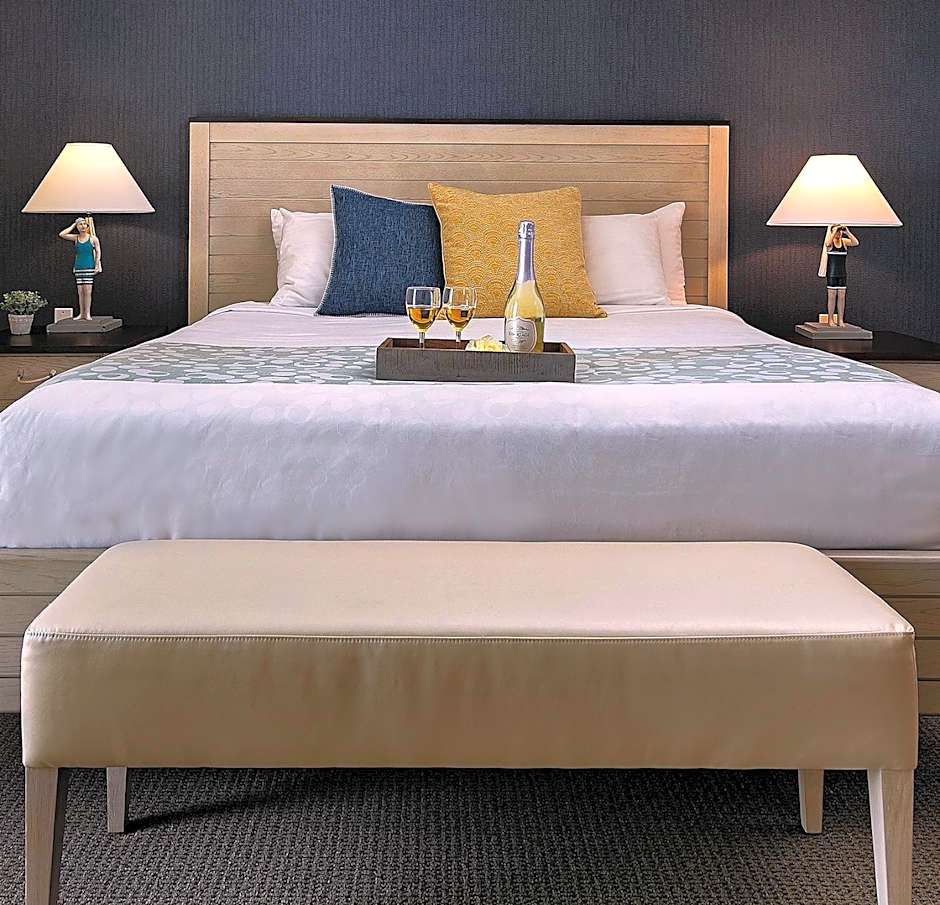 Zdjęcie 1 z 4 — 1 Bedroom 1 King Bed, Accessible, Ocean front, Patio