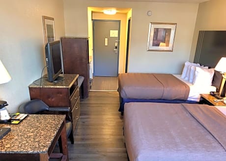 2 Queen Beds - Non-Smoking, Pet Friendly Room, Microwave And Refrigerator, Wi-Fi, Full Breakfast
