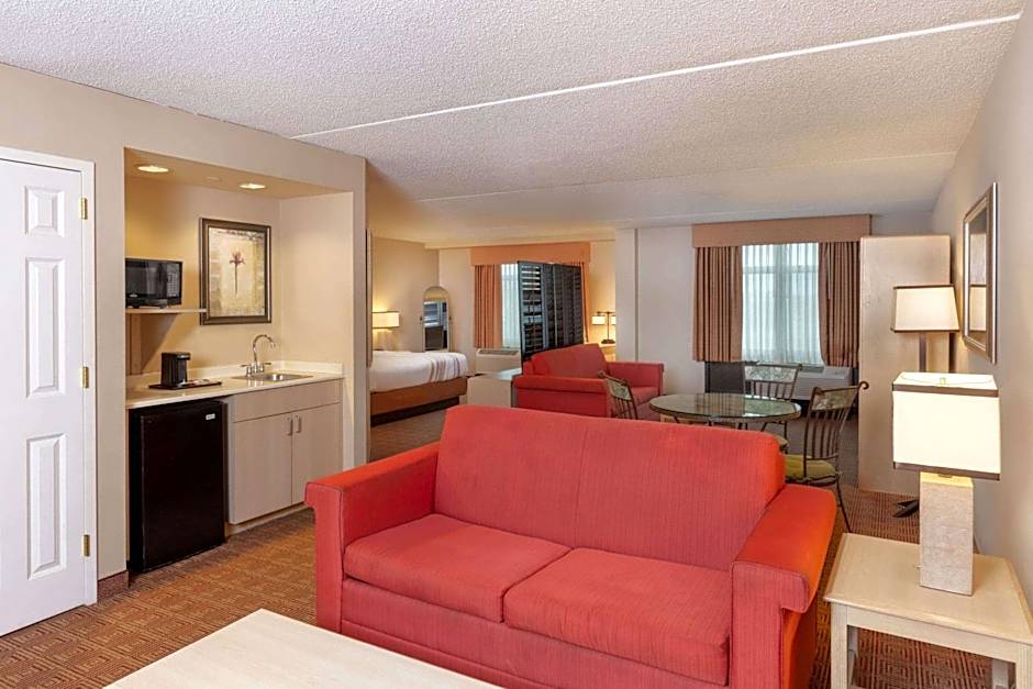 La Quinta Inn & Suites by Wyndham Garden City
