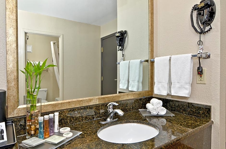 Clackamas Inn and Suites