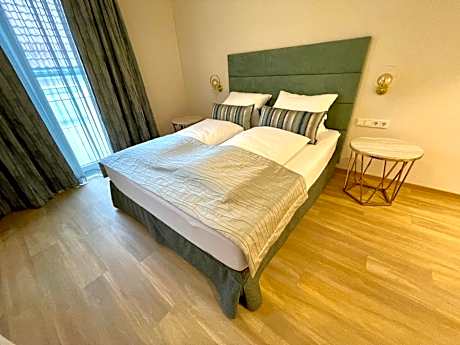 King Room with Roll-In Shower - Disability Access