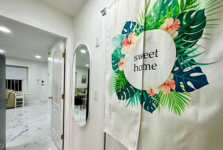 2BR 1BA Guest Suite with King Bed - Free Parking - Renfrew Station - Central Location