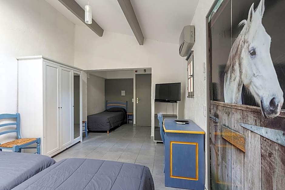 Hotel Les Palmiers En Camargue