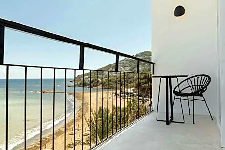 Deluxe Twin Sea View, Guest room, 2 Twin, Beach front, Balcony