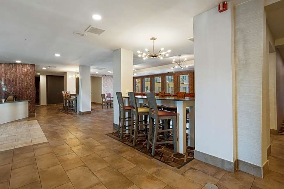 Orangewood Inn & Suites Kansas City Airport