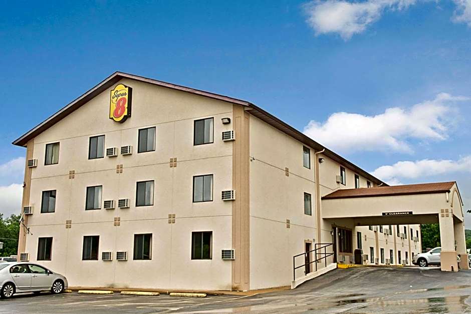 Super 8 by Wyndham Eureka/Six Flags Nearby