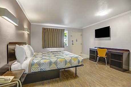 Queen Room - Disability Access - Non-Smoking